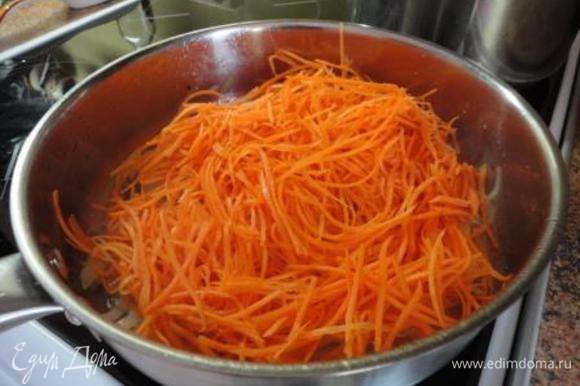 В этой же сковороде разогреть оставшееся масло и прожарить в нем вторую луковицу до прозрачности или слегка золотистого цвета , немного посолить. Добавить морковь, перемешать и слегка обжарить, чтобы морковь просто стала помягче, добавить половину чайной ложки кориандра. Оставить остывать.