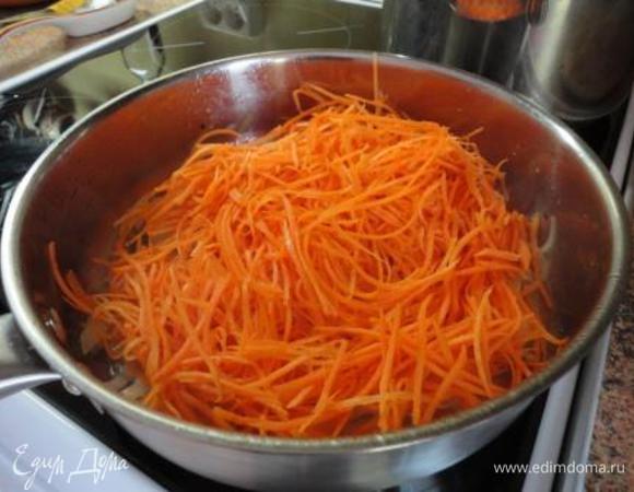В этой же сковороде разогреть оставшееся масло и прожарить в нем вторую луковицу до прозрачности или слегка золотистого цвета , немного посолить. Добавить морковь, перемешать и слегка обжарить, чтобы морковь просто стала помягче, добавить половину чайной ложки кориандра. Оставить остывать.