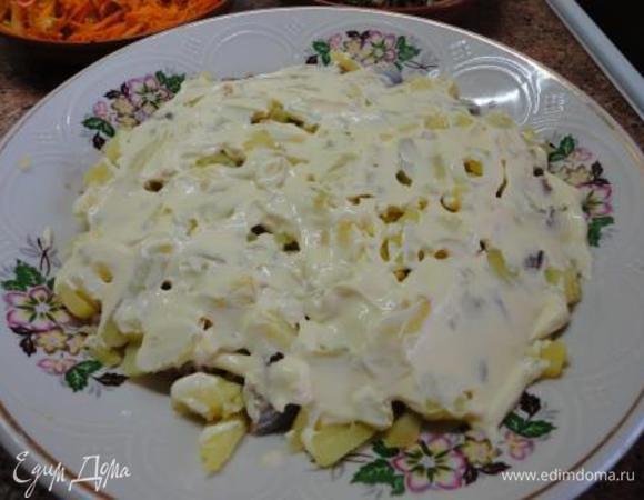 Вареный картофель также нарезать кусочками и выложить на сельдь. Картофель не солить даже при варке, т.к. он находиться между сельдью и майонезом, которым вы покрываете картофель.

