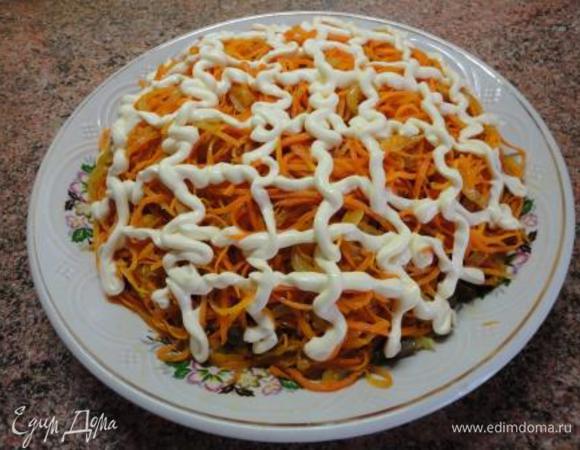 Следующий слой - грибы с луком и последний слой – морковь с луком. Украсить сеточкой из майонеза.

