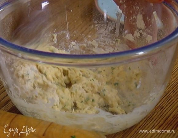 Сыр соединить с мукой, яйцом и петрушкой, посолить, поперчить и перемешивать, вливая тонкой струйкой молоко, — тесто по консистенции должно получиться как жидкая сметана. 
