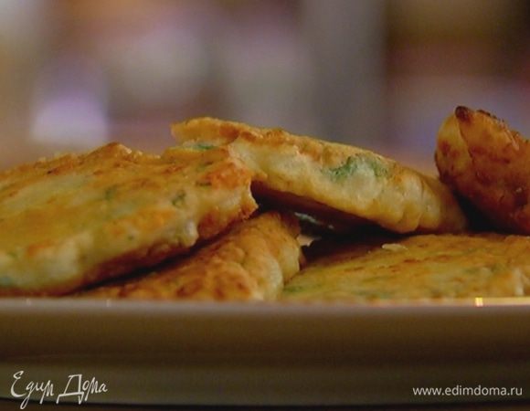 Готовые оладьи выложить на бумажное полотенце, чтобы удалить излишки жира.