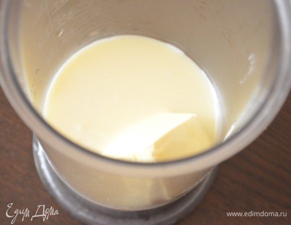 Мягкое сливочное масло взбить со сгущенкой и сахаром блендером.

