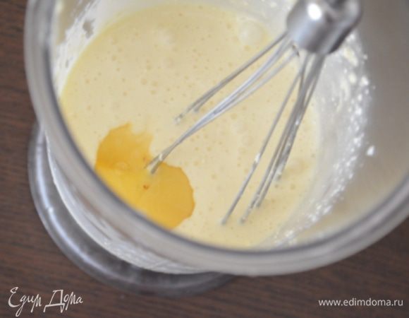 Не переставая взбивать по одному вводим желтки. 
