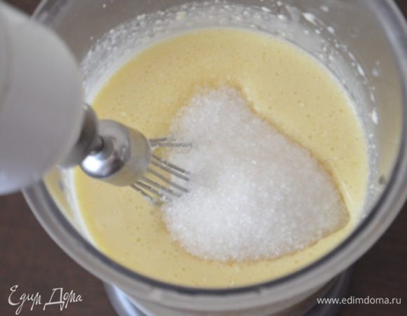 Далее вводим сметану, цедру лимона, сахар, ванилин и сок шпината. Взбиваем. 
