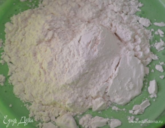 Аккуратно вводим в жидкую смесь мучную, перемешиваем силиконовой лопаткой. 
