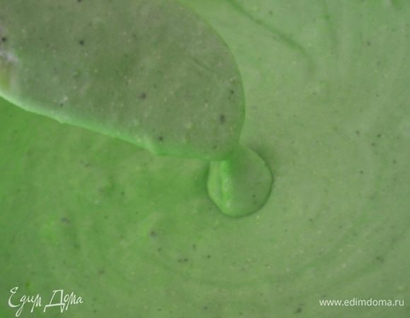 Выложить тесто в форму 24 см, смазанную сливочным маслом. 
