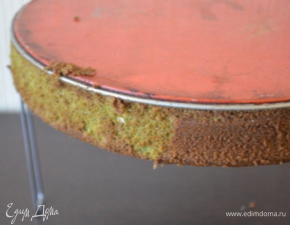 Выпекать примерно 60 минут при 180 гр. Готовность проверяем деревянной палочкой. 
Готовый бисквит перевернуть на решетку и остудить полностью.