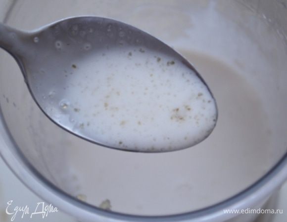 Кокосовые сливки нагреть, добавить в них желатин и распустить в микроволновке, нужно чтобы он полностью растворился.
