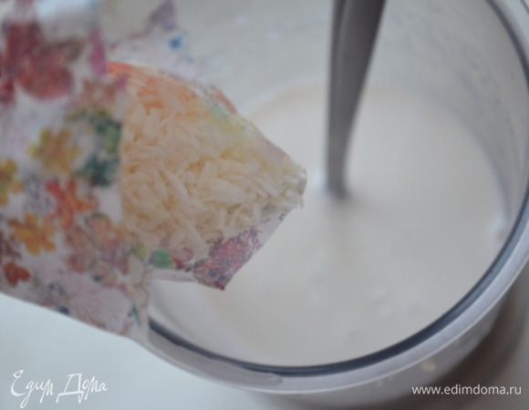 Добавить в сливки кокосовую стружку и оставить остужаться.
