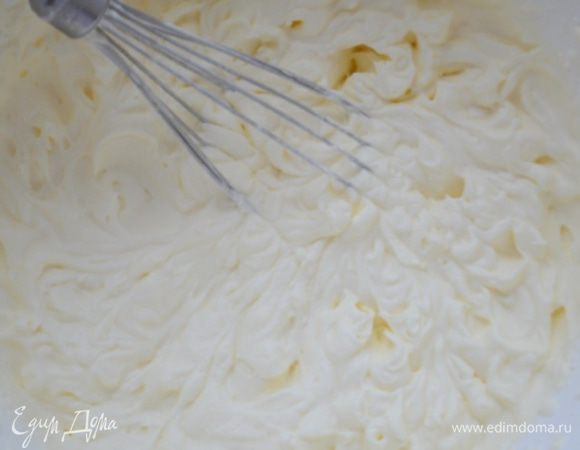 Обычные сливки взбить в крепкую массу, добавить пудру и еще раз взбить. 