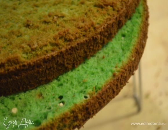 Бисквит разрезаем на 2 коржа (можно при желании пропитать сахарным сиропом, но он и так достаточно сочный.
