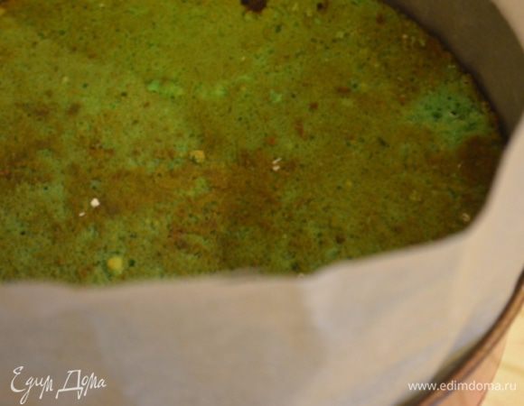 Накрываем вторым коржом и сверху остатки мусса. Посыпаем при желании кокосовой стружкой.
