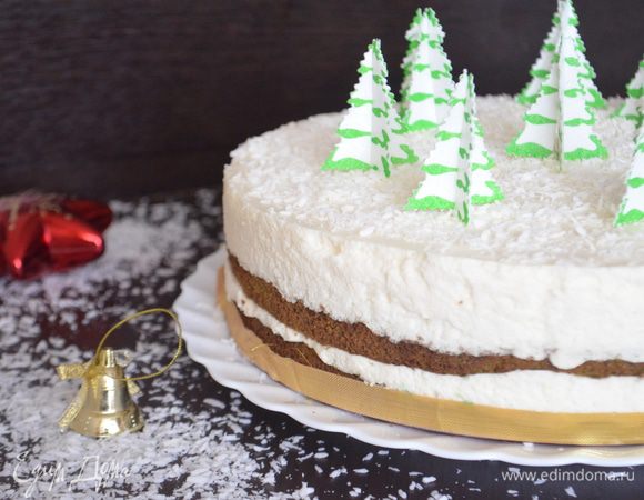 Торт убрать на 5 часов в холодильник. Готовый торт можно украсить просто белой шоколадной стружкой или же как у меня специальными елочками. Но мне кажется, идеально будут ягоды или киви например.
