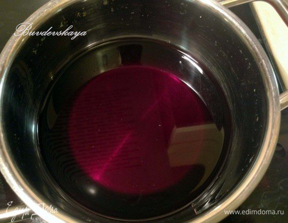 Приготовим соус. В небольшую кастрюльку или сотейник налить вино и поставить на небольшой огонь. Добавляем бальзамический уксус, щепотку соли, мед, 2-3 бутона гвоздики и корицу на кончике ножа. Размешиваем, чтобы растворился мед и выпариваем лишнюю жидкость. Объем соуса должен уменьшится на половину и стать немного тягучим. Если соус достаточно выпарился, но предательски не хочет густеть- добавляем чайную ложку (без горки) кукурузного крахмала, разведенного в холодной воде. Тщательно перемешиваем, чтобы не было комочков.