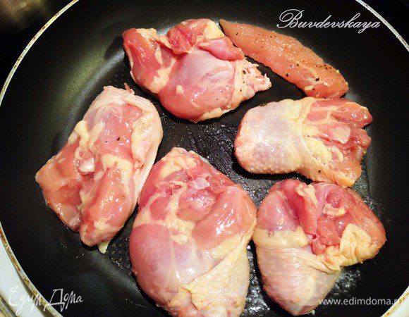 Грудки (у меня бедра) моем, срезаем лишний жир, делаем диагональные надрезы на коже и перчим. В сковороде разогреваем чайную ложку сливочного масла (для корочки) и выкладываем наши грудки кожей вниз, жарим на большом огне несколько минут до образования золотой хрустящей корочки. Уменьшаем огонь , переворачиваем кусочки и готовим до готовности (примерно минут 15). Не забываем посолить во время жарки.