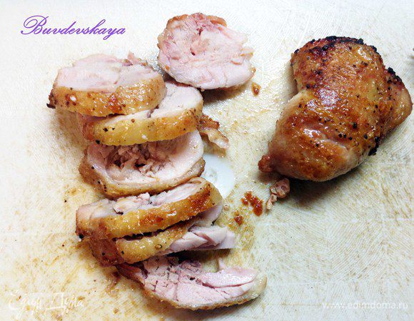 Вынимаем кусочки утки  из сковороды и нарезаем их немного по диагонали. Выкладываем сверху на ананас. Посыпаем кунжутом (по желанию). Украшаем малиной и мятой и подаем на стол вместе с соусом. ENJOY !