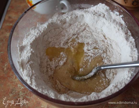 Добавить муку и замесить гладкое тесто. Муки может понадобится чуть больше, но следите за тем, чтобы тесто оставалось довольно мягким.