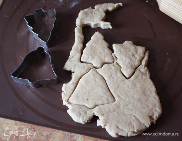 Из теста лепим пряники. Или раскатываем толщиной 1,5 см и вырезаем формочками.