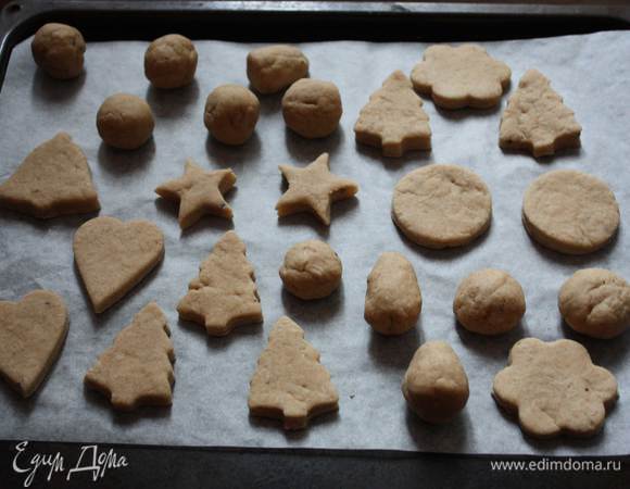 Кладем на противень, застеленный пергаментом и ставим в разогретую духовку на 10-15 минут. Остужаем на решетке.