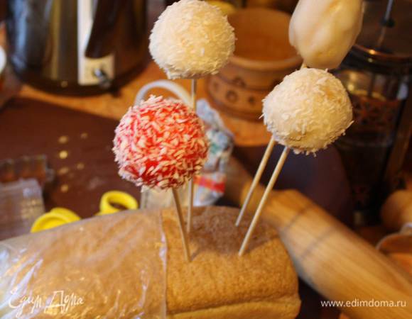 и небольшой секрет,вдруг кто не знает! для высыхания и украшения подобных  сладостей в роли подставки может послужить обычный хлеб,отлично всек фиксируется)