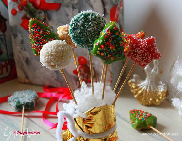 Я поделила глазурь на несколько частей и добавила разные красители (по капле). Можно делать их и белыми и разукрасить самим.