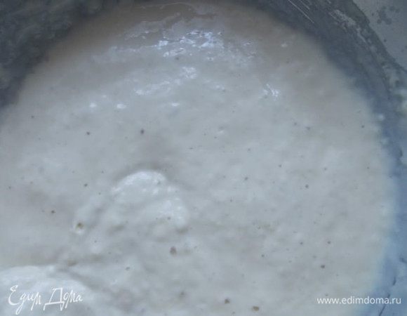 Дрожжи залить теплым молоком,добавить 1 стакан муки и перемешать. Поставить в теплое место, пока не пойдут пузырьки.