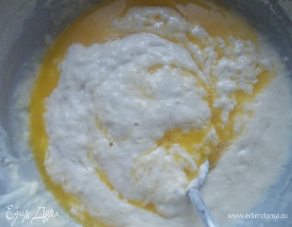 Затем влить в опару,предварительно растопленное масло, сахар и остальную муку. Замесить эластичное,не сильно крутое тесто.