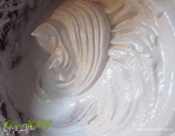 Белки взбить со щепоткой соли до пышной пены.
Добавить сахар, взбивать до устойчивых пиков.
