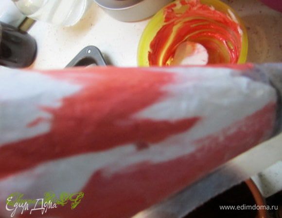 В кондитерский мешок на стенки мешка выдавить небольшие полоски, затем выложить белые белки. 