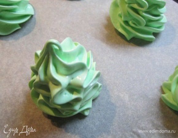 Для елочек, в белки добавить зеленый краситель, осадить меренги на противень формирую елочки.

Меренги поставить в духовку, сушить 2 часа при температуре 100 градусов при режиме конвекции, если нет такого режима, температура может быть 120 градусов.


