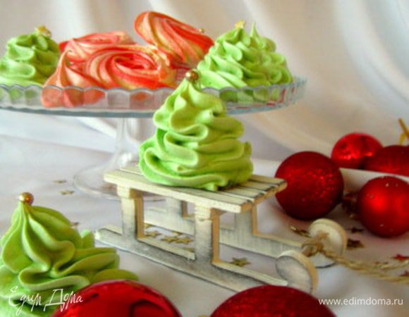 Готовые меренги снять с противня, по желанию красить.
