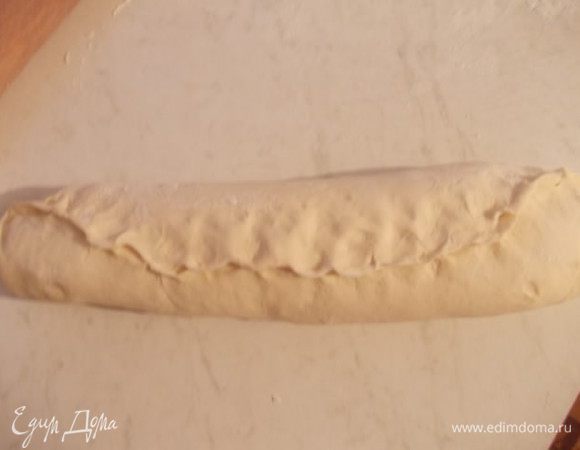 Свернем тесто в рулет, защипав края. Перевернуть швом вниз.