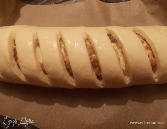 Дать постоять в теплом месте пол часа,смазать молоком и отправить в разогретую духовку 180С. на 35-40 минут, 