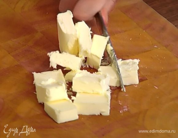 Предварительно охлажденное сливочное масло порубить небольшими кусочками.