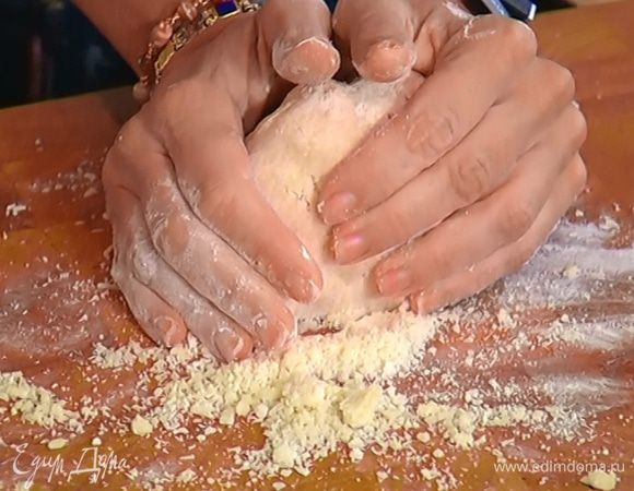 Присыпать рабочую поверхность оставшейся мукой, выложить тесто и сформировать шар.