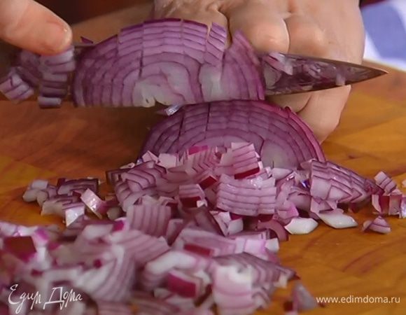 Лук и чеснок почистить; лук мелко порубить, чеснок нарезать тонкими пластинками.