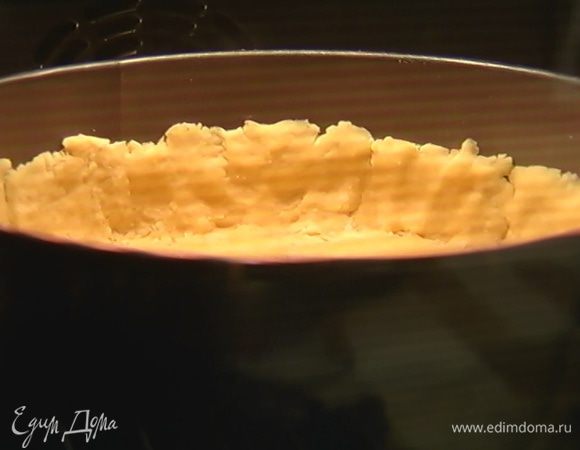 Форму с охлажденным коржом отправить в разогретую духовку на 10–15 минут.