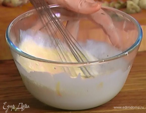 Приготовить заливку: яйца соединить с молоком и сливками, посолить, поперчить и слегка взбить венчиком.