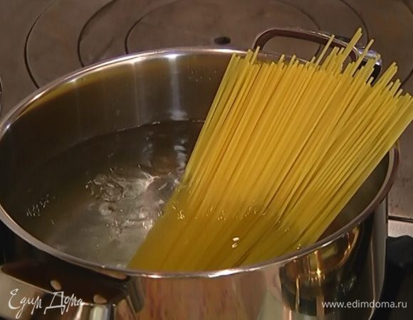 Спагетти варить в кипящей подсоленной воде на 1 минуту меньше, чем указано на упаковке, затем воду слить.