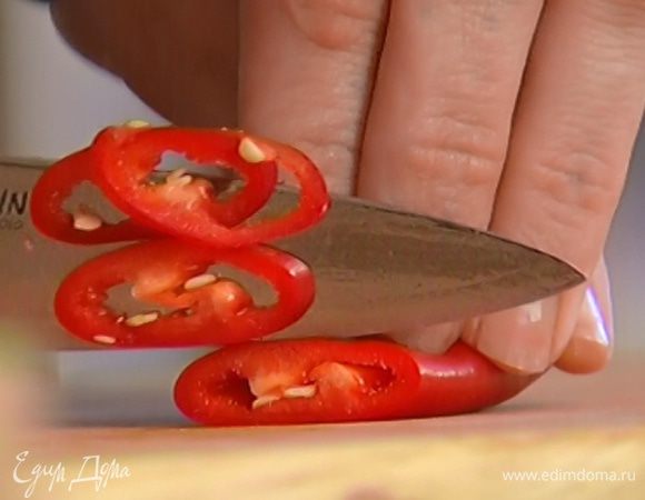 Перец чили, не удаляя семян, порезать небольшими кусочками. 