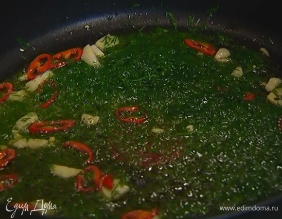 Укроп мелко порубить, добавить к перцу с чесноком, перемешать и снять сковороду с огня.