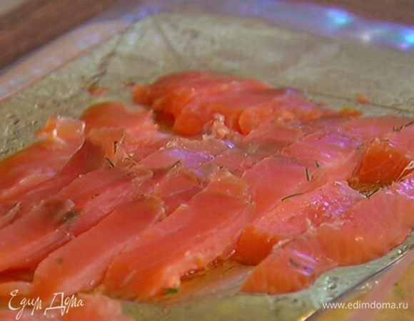 Форель нарезать небольшими кусочками.