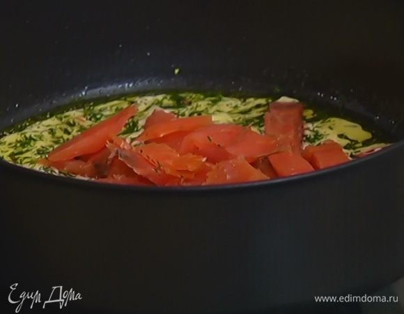 Можжевельник измельчить в ступке, всыпать в сковороду, все посолить, влить сливки, добавить форель и поместить сковороду на небольшой огонь. 