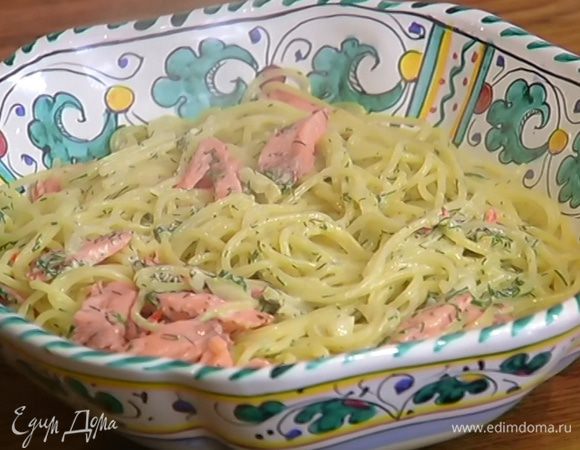 Макароны выложить в сковороду с соусом из форели, перемешать, влить джин, еще раз все перемешать и сразу подавать.