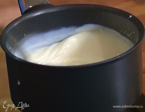 Влить немного горячего молока, перемешать еще раз и вылить растворенный крахмал в кастрюлю с молоком. Варить на медленном огне, пока крем не загустеет. Снять с огня и продолжать перемешивать еще несколько секунд. 