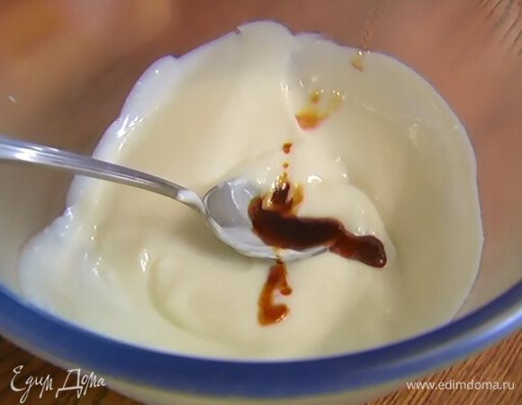 Перелить молочный крем в отдельную посуду, влить ванильный экстракт, перемешать и остудить.