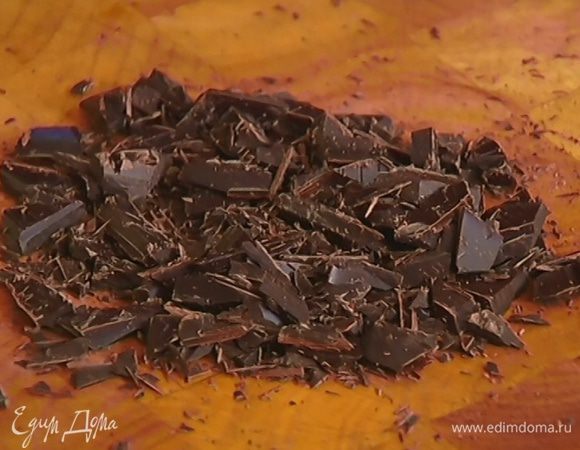 Шоколад порубить на небольшие кусочки.