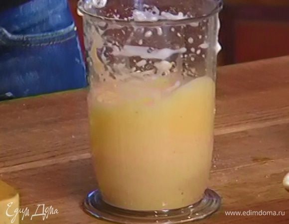 К желткам добавить 1 ст. ложку коричневого сахара и взбивать миксером до растворения сахара.