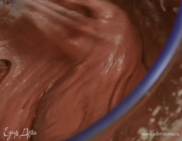 Остывший молочный крем взбить миксером. Не прекращая взбивать, ввести взбитые желтки, затем всыпать какао и взбить еще немного.